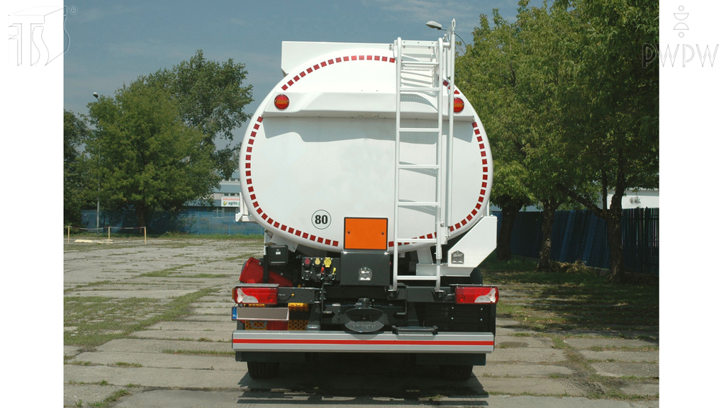 Co należy wykonać w pierwszej kolejności podczas wycieku substancji niebezpiecznych z pojazdu?