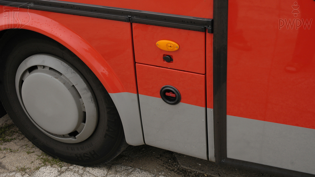 Jakie niezbędne czynności powinien wykonać kierowca autobusu w czasie wymiany koła?