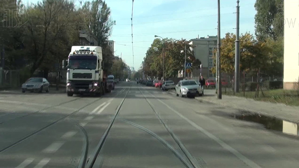 Czy w tej sytuacji, skręcając w lewo do zajezdni