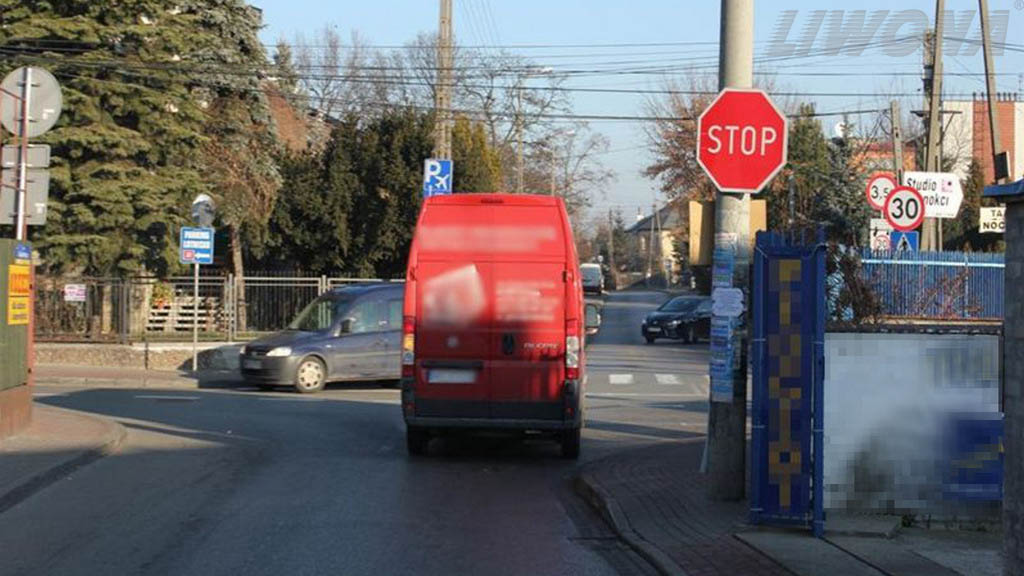 Czy na tym skrzyżowaniu zatrzymanie pojazdu powinno nastąpić przed znakiem STOP?