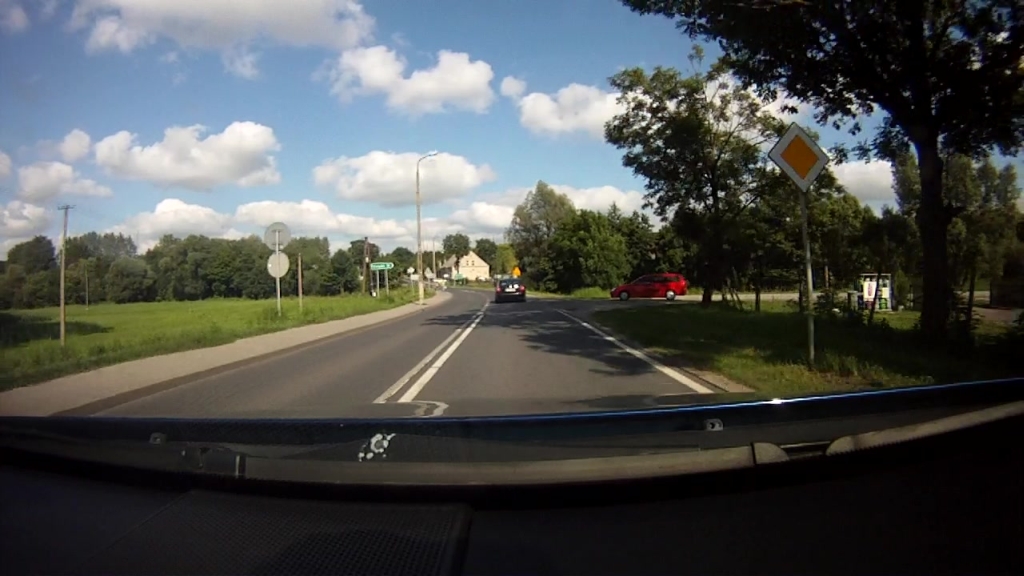 Czy w przedstawionej sytuacji masz obowiązek ustąpić pierwszeństwa pojazdowi nadjeżdżającemu z prawej strony?