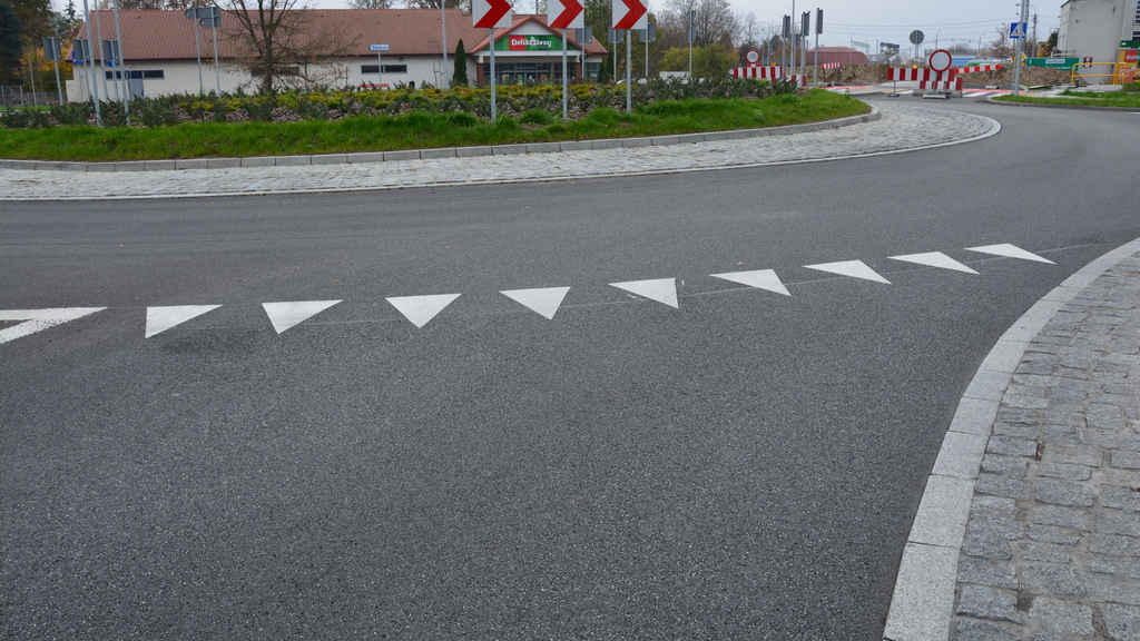 Linia złożona z trójkątów jest miejscem warunkowego zatrzymania pojazdu przed wjazdem na drogę podporządkowaną