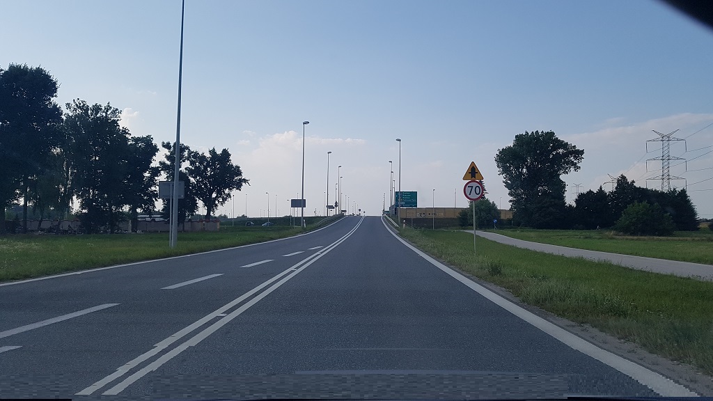 Z jaką maksymalną prędkością wolno poruszać się za tymi znakami