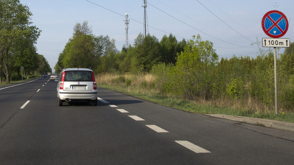 Czy umieszczona pod znakiem zakazu tabliczka wskazuje długość odcinka jezdni