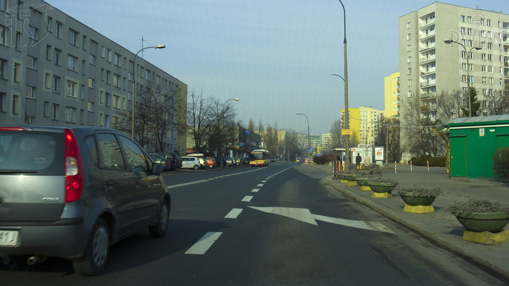 Zamierzasz wjechać na lewy pas ruchu. Czy masz pierwszeństwo przed pojazdami
